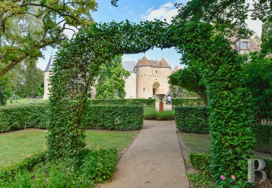 An ancient fortress in Ainay-le-Vieil, between Bourges and Montluçon - photo  n°22